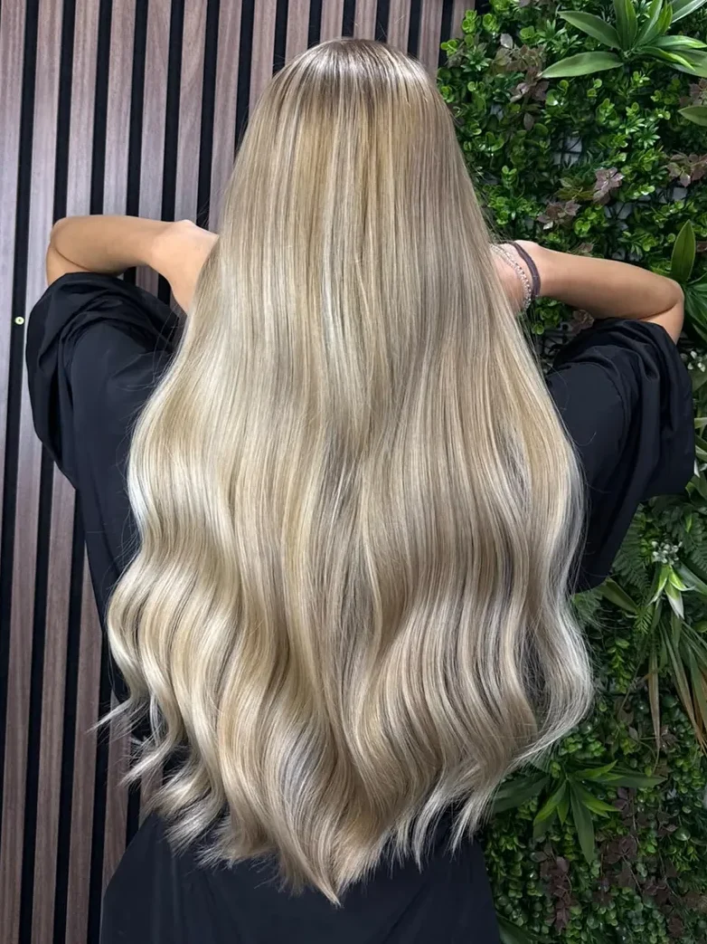 Langes beige-blondes Haar mit Balayage und Wellen, Rückansicht bei Haarstudio No. 8