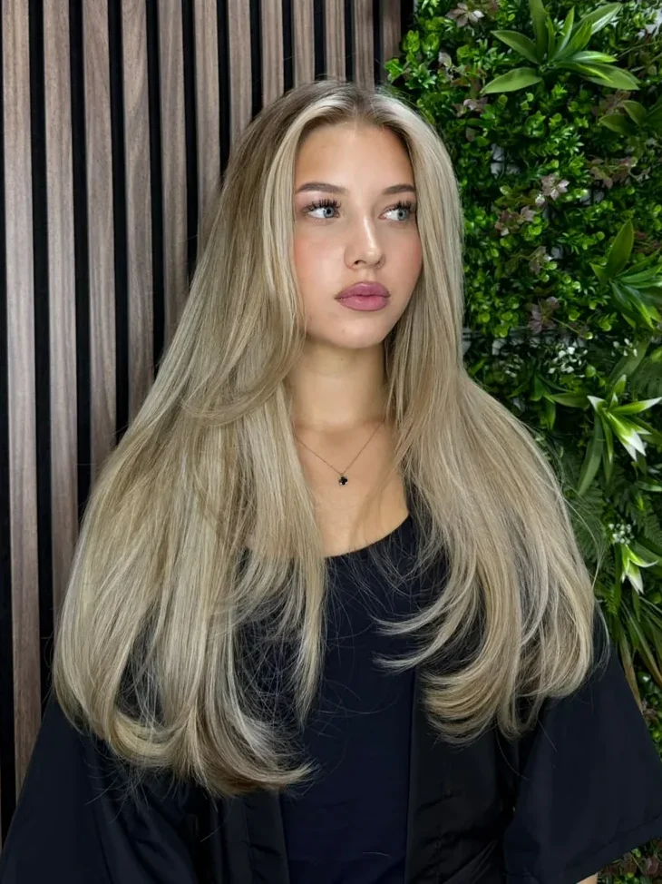 Langes Sandblond mit Face-Framing-Stufen und voluminösem Blowout bei Haarstudio No. 8