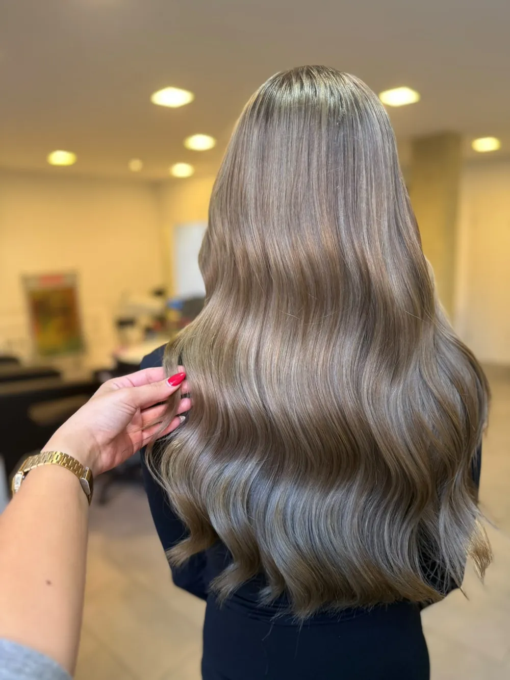 Aschbraune Mushroom-Balayage mit weichen Wellen, Rückansicht bei Haarstudio No. 8