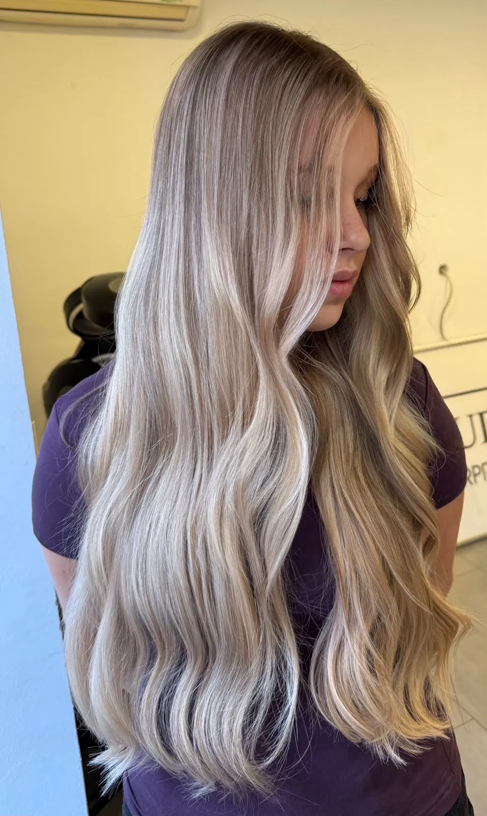 Lange perlblonde Balayage mit Beach Waves bei Haarstudio No. 8