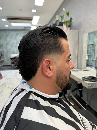 Slick-Back-Undercut mit Bart bei Haarstudio No. 8