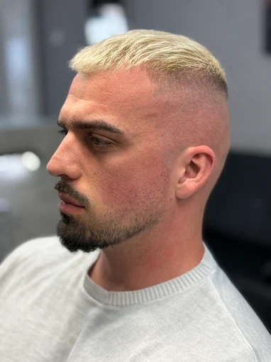 Platinum Crop mit Skin Fade bei Haarstudio No. 8